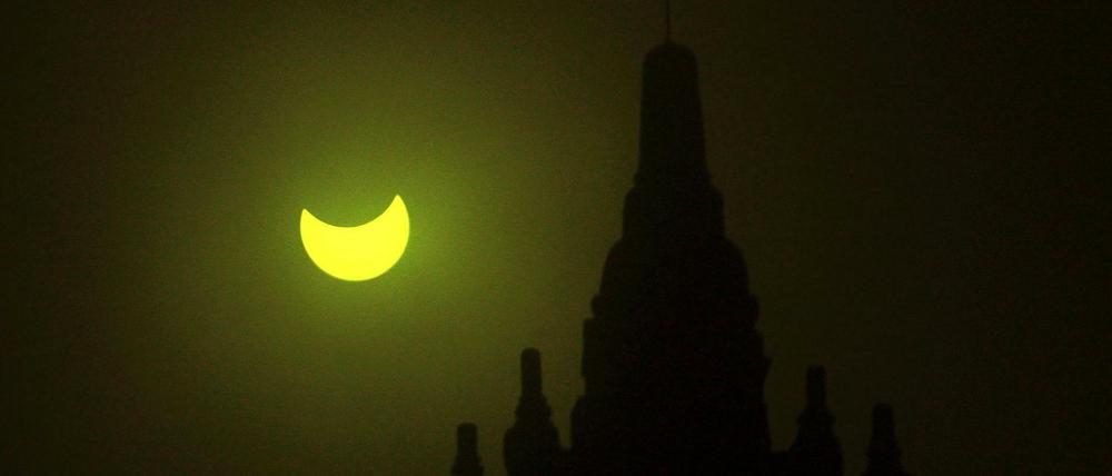 Kurz vor der totalen Sonnenfinsternis in Yogyakarte, Indonesien am Mittwoch.