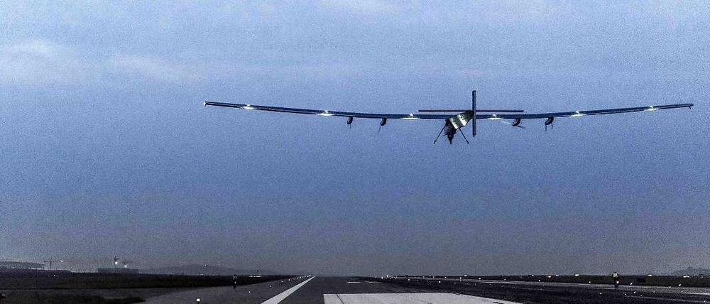 Der Sonnenflieger "Solar Impulse 2" hebt ab zur nächsten, schwierigsten Etappe seiner Reise. 