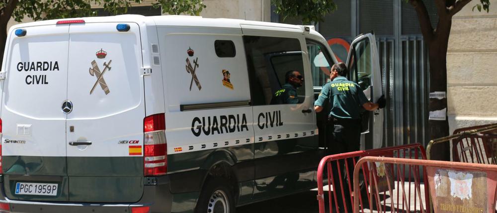 Ein Polizeiwagen mit dem wegen Drogenhandels verhafteten Mann steht vor dem Gerichtsgebäude von Sevilla.