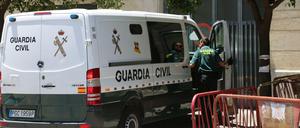 Ein Polizeiwagen mit dem wegen Drogenhandels verhafteten Mann steht vor dem Gerichtsgebäude von Sevilla.
