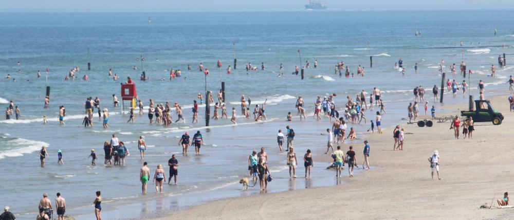 Urlauber nutzen bei hochsommerlichen Temperaturen den Strand auf Norderney.