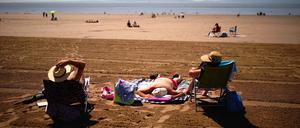 An einem heißen Sommertag verbringen Menschen Zeit am Strand von Barry Island (Großbritannien)