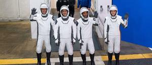 Astronaut Matthias Maurer (L), NASA Astronauten Tom Marshburn, (2L), Raja Chari (2R) und Kayla Barron (R).