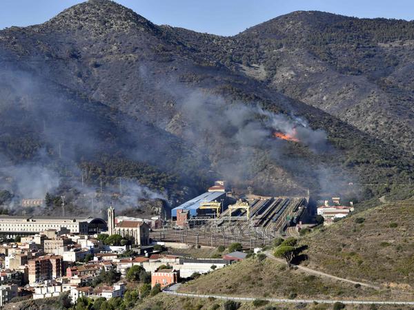 Ein Feuer, das durch starke Winde angefacht wurde, am Stadtrand von Portbou, nahe der französisch-spanischen Grenze.