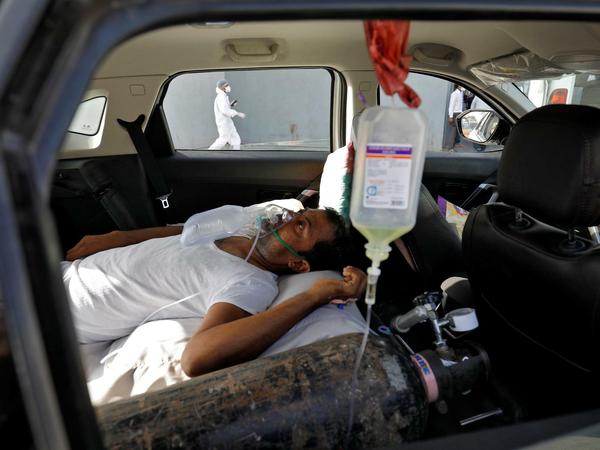 Ein Corona-Patient mit Atemproblemen wartet vor einem Krankenhaus in Ahmedabad.