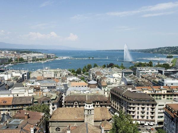 Blick auf die Stadt und den Genfer See von der St. Peter Kathedrale aus aufgenommen.