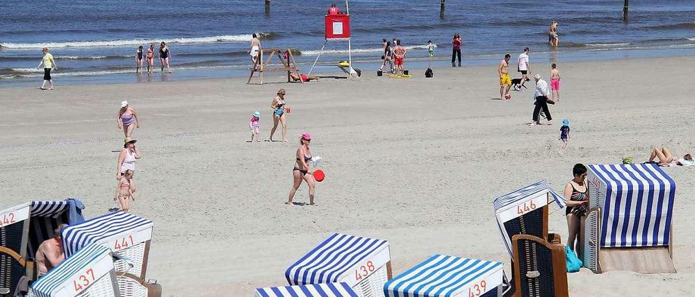 Was für ein Sommer. Badende am Strand von Norderney.