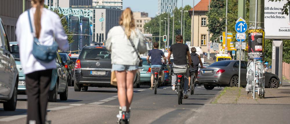 In Berlin und anderen Großstädten sorgt das Aufeinandertreffen von Pkw, Fahrrädern und E-Scootern für Konflikte.
