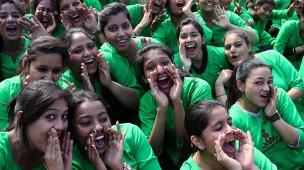 Frauen kämpfen in Indien um ihre Rechte. Das Foto zeigt Studentinnen, die in Chandigarh an einer Kampagne teilnehmen, die sich gegen Gewalt an Frauen und Mädchen wendet. 