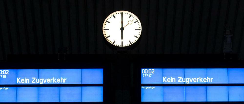 Wegen Sturmtief "Friederike" hat die Deutsche Bahn im ganzen Bundesgebiet den Fernverkehr eingestellt.