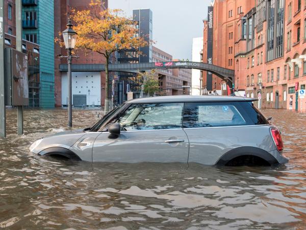 Die Sturmflut setzte in Hamburg auch den Fischmarkt unter Wasser.