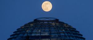Der Mond geht als sogenannter Supermond auf, im Vordergrund ist die Kuppel des Reichstagsgebäudes zu sehen. (Archivbild)