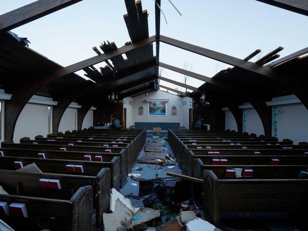 Das Dach einer Kirche in Mayfield wurde durch den Tornado zerstört. 