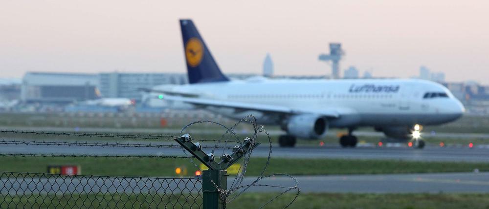 Eine Lufthansa-Maschine am Flughafen Frankfurt am Main (Symbolfoto).