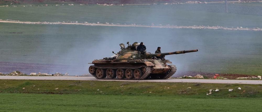 Ein syrischer Panzer in der Provinz Idlib. Syrien und die Türkei geraten immer mehr aneinander.