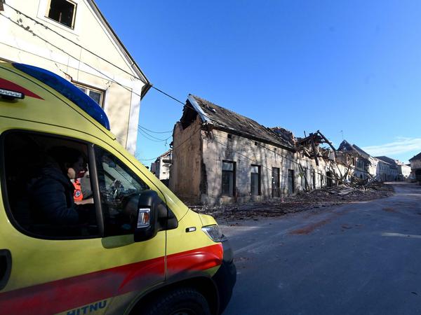 Rettungskräfte im Dauereinsatz. Für mindestens fünf Menschen kam nach dem Erdbeben in Kroatien jede Hilfe zu spät.