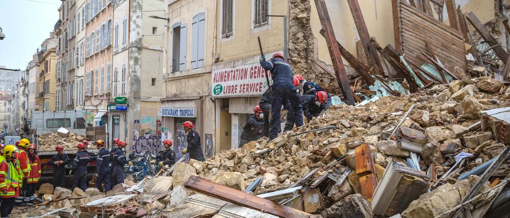 In Marseilles Altstadt sind drei Häuser eingestürzt. Rettungskräfte suchen noch nach Vermissten.