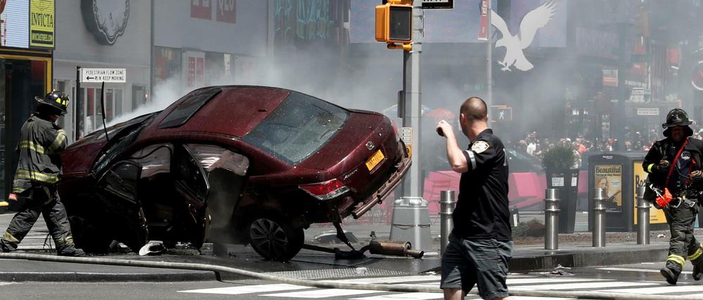 New York: Der Wagen des Rasers blieb an einem Poller hängen:
