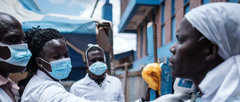 Eine Medizinerin misst im Kibera-Slum in Nairobi Fieber. 