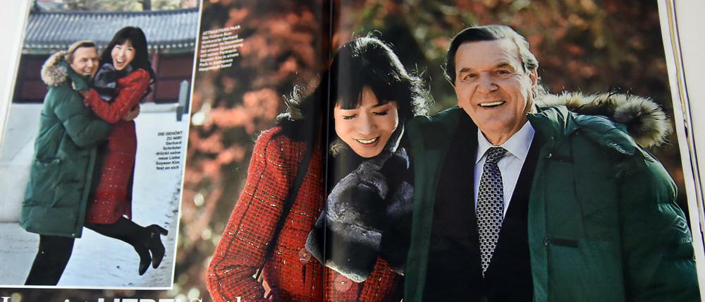 Gerhard Schröder ließ sich für die "Bunte" in Seoul beim Spaziergang mit seiner neuen Lebensgefährtin fotografieren.