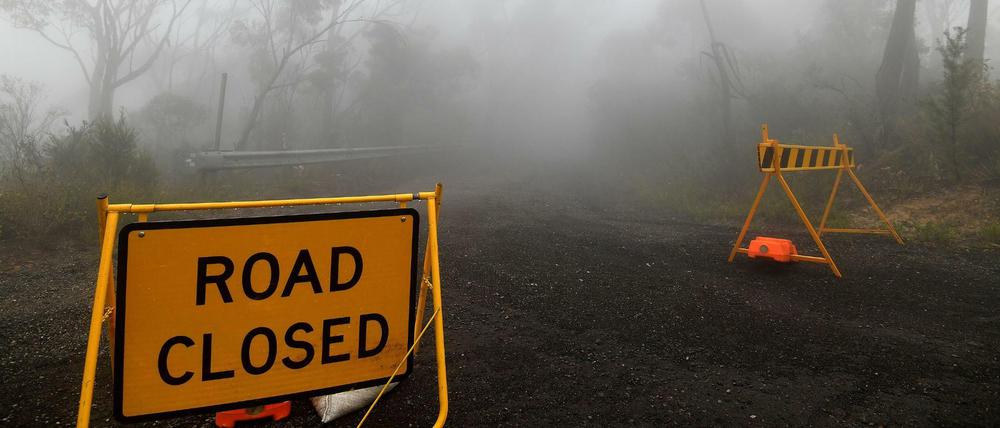 Buschfeuer in Australien: Ein gesperrte Straße in den Blue Mountains etwas 75 Kilometer vor Sydney 