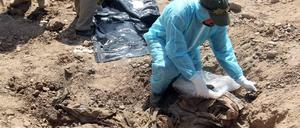 Wieder sind Massengräber im Irak entdeckt worden. Diese Aufnahmen hier zeigen Knochenfunde aus dem Jahr 2015 - die Menschen wurden Opfer des IS.