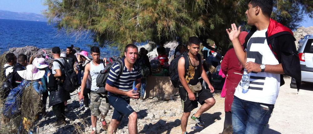 Weiter Richtung Deutschland und Schweden. Viele der Flüchtlinge und Migranten, die wie hier gerade im Norden der Insel Lesbos in Griechenland in einem Schlepperboot angekommen sind, machen sich zu Fuß auf Richtung Fährthafenstadt Mytilini. Dann geht es weiter mit der Fähre nach Athen.