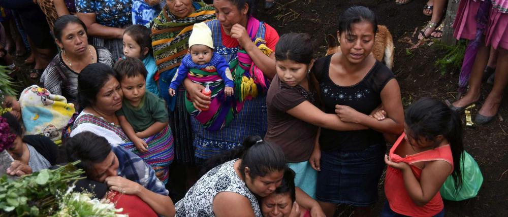 Angehörige betrauern den 20-Jährigen Eric Rivas, eines der Opfer der Vulkankatastrophe in Guatemala. 