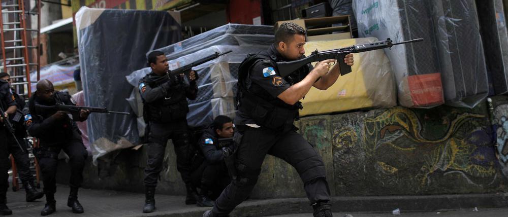 Sicherheitskräfte stürmen die Favela Rocinha in Rio de Janeiro.