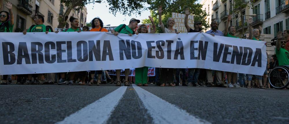 Demonstranten tragen ein Transparent mit der Aufschrift "Barcelona ist nicht zu verkaufen".