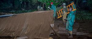 Helfer suchen nach Überlebenden nach dem Dammbruch am Solai-Staudamm in Kenia. 