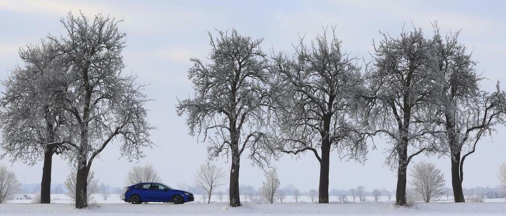 Im Winter drohen Autofahrern Schnee, Glätte und Eis. Tipps können helfen, sicher zu fahren. 