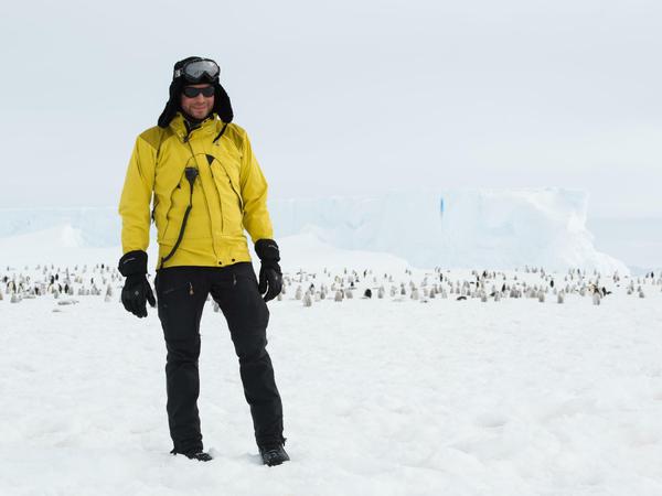 Daniel Zitterbart reist alle zwei Jahre zur Neumayer-Station in die Antarktis und kommt den Pinguinen dabei sehr nah.