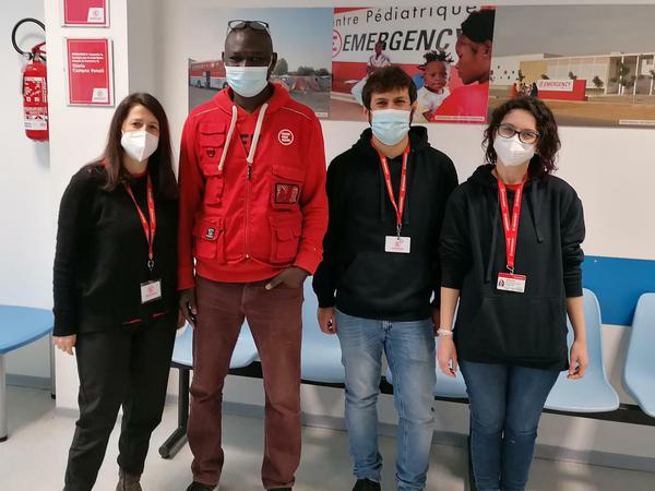 Emergency-Mitarbeiter im medizinischen Stützpunkt von Polistena in Kalabrien: Alessia Perrotti, Ousmane Thiam, Mauro Destefano, Sara Grandi (v.l.n.r.). 
