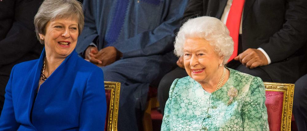Die Queen neben Premierministerin Theresa May am Donnerstag beim Commonwealth-Gipfel im Buckingham-Palast.