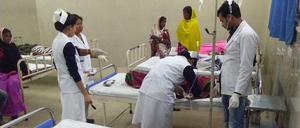Plantagen-Arbeiterinnen werden in einem Krankenhaus in Golaghat versorgt. 