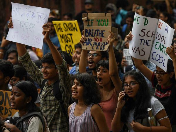 In Neu-Delhi hatte sich eine Gruppe von rund 100 Schülern zu einer Kundgebung eingefunden.