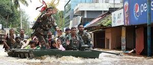 Soldaten der indischen Armee evakuieren Menschen in Kerala