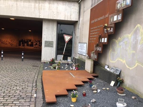 Die Gedenkstätte für die Opfer der Loveparade von 2010 in Duisburg liegt direkt an einem Autotunnel.