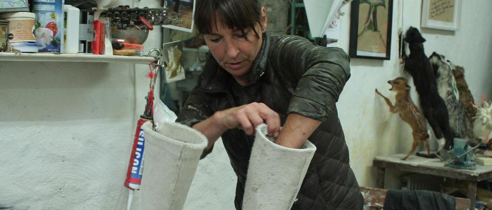 Berühmt und begehrt. Iris Schieferstein arbeitet an einem Paar Stiefel. Mit Schuhwerk in diesem Stil wurde sie international bekannt.