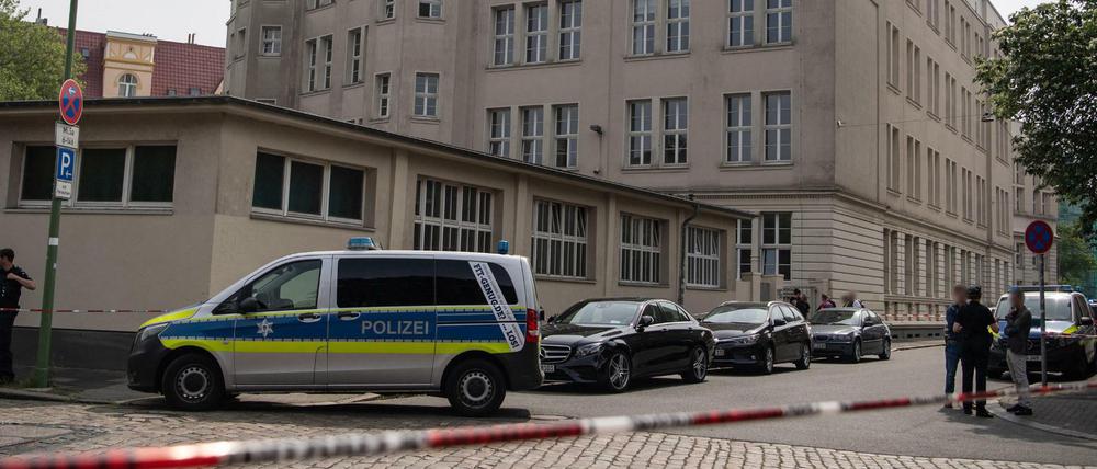 Einsatzkräfte der Polizei stehen vor einem Gymnasium in Bremerhaven.