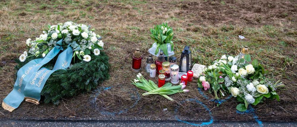 Ein Kranz sowie Blumen und Kerzen liegen am Tatort an der Kreisstraße 22 bei Ulmet (Rheinland-Pfalz) zum Gedenken. 