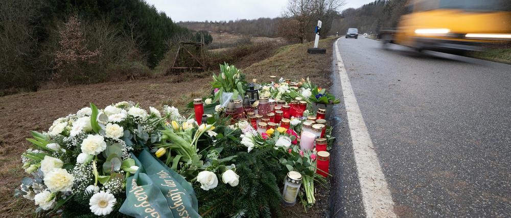 Blumen und Kerzen stehen an dem Tatort, an dem Ende Januar 2022 bei Kusel zwei Polizeibeamte erschossen wurden (Archivbild).