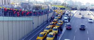 Taxi-Fahrer blockieren eine Straße im Zentrum Istanbuls.