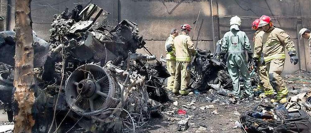 Rettungskräfte im Einsatz nach dem Flugzeugabsturz in der iranischen Hauptstadt Teheran.