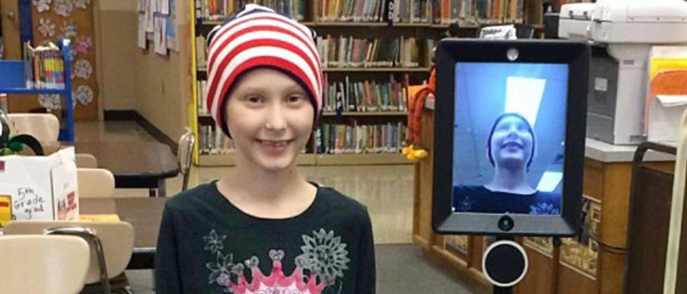Peyton Walton mit ihrem Roboter PAVS in der Schule in Poolesville, USA. Die Grundschülerin hat eine seltene Krebserkrankung und muss sich in New York behandeln lassen.
