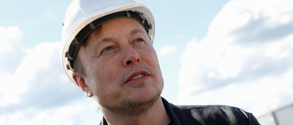 Elon Musk beim Besuch der werdenden Tesla-Fabrik in Grünheide