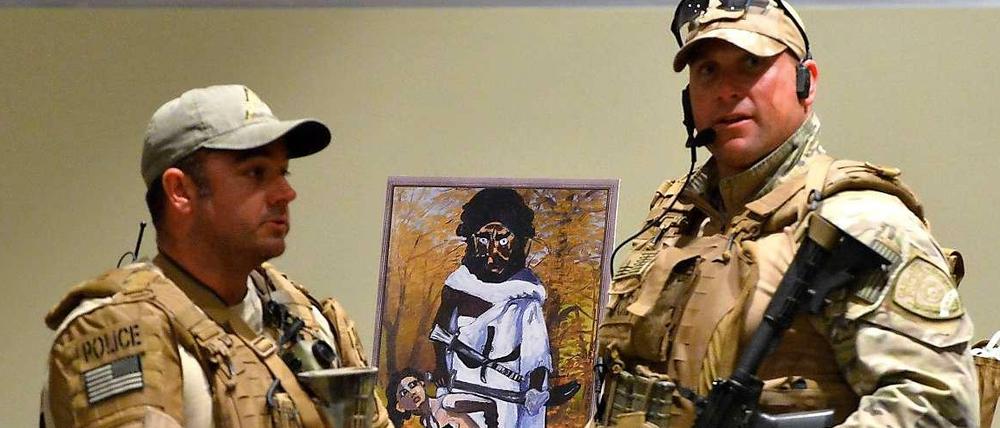Mitglieder einer Spezialeinheit der US-Polizei nach der Schießerei bei einer Ausstellung mit Mohammed-Karikaturen in Garland.