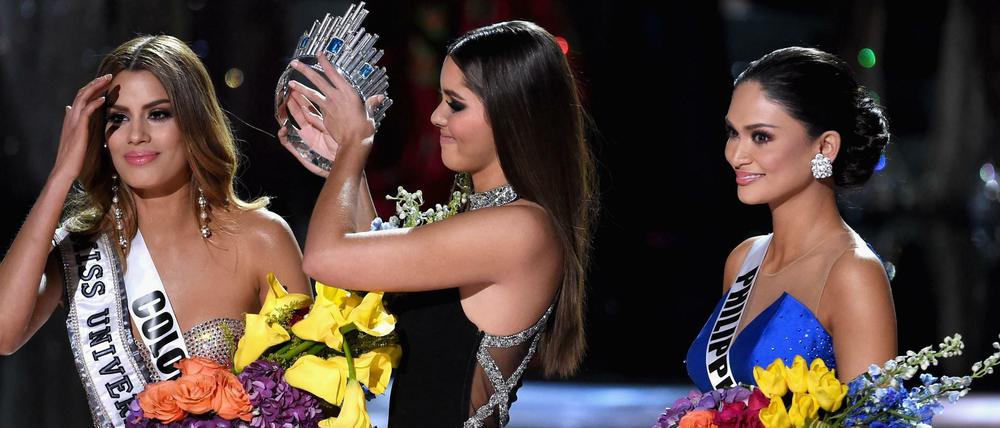 Der Kolumbianerin Ariadna Gutierrez wird die Krone zur Miss Universe wieder weggenommen. Die tatsächliche Miss Universe aus den Philippinen, Alonzo Wutzbach, freut sich rechts im Bild. 