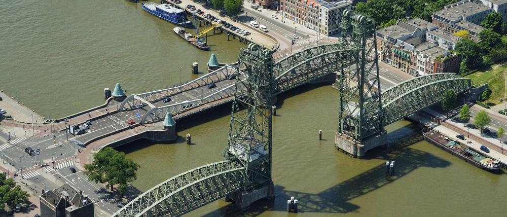 Nicht hoch genug für die Bezos-Jacht: Koningshaven-Brücke in Rotterdam 